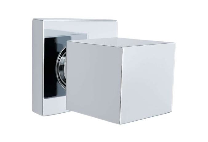 Tech ACABAMENTOS PARA REGISTRO Linarte — Acabamento de registro de parede com canopla quadrada e manípulo em cubo de faces planas, em metal cromado polido.