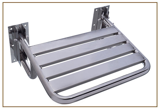Banco Articulado BARRAS DE APOIO Linarte — Banco articulado de parede em metal polido, assento de ripas paralelas com moldura tubular e ferragens de fixação, r…