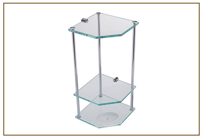 Aparador de Canto COMPLEMENTOS Linarte — Aparador de canto com três prateleiras de vidro sustentadas por colunas cromadas, para organizar produtos no canto do…