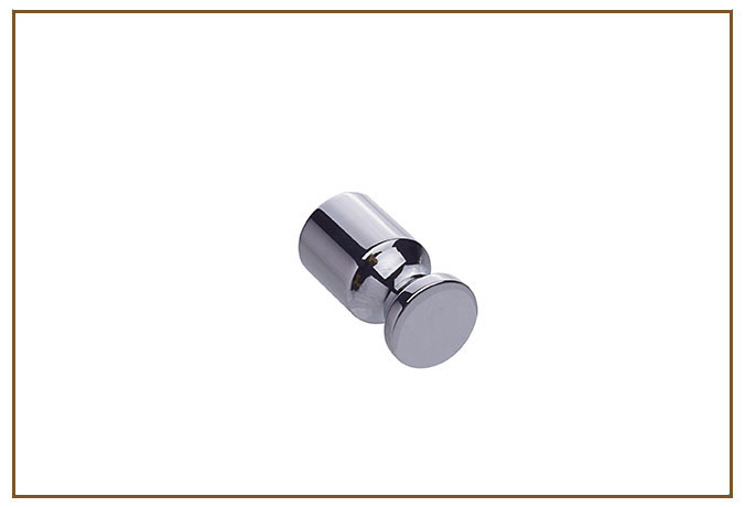 Cabide IBIS COMPLEMENTOS Linarte — Cabide IBIS em metal cromado polido, formato cilíndrico compacto com cabeça arredondada, para fixação na parede.