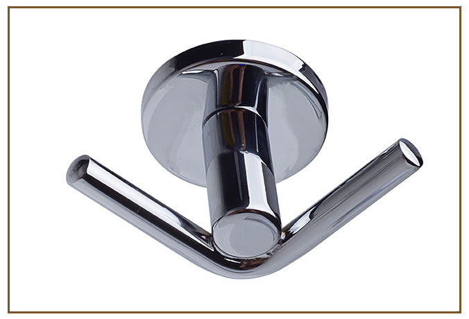 Cabide em "V" COMPLEMENTOS Linarte — Cabide em formato de V em metal cromado polido, com base redonda e dois braços tubulares abertos, para pendurar toalhas e…