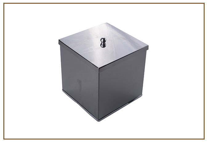 Cesto de Lixo Quadrado com ou sem Tampa COMPLEMENTOS Linarte — Cesto de lixo quadrado em metal escovado escuro, com tampa removível e puxador central, disponív…