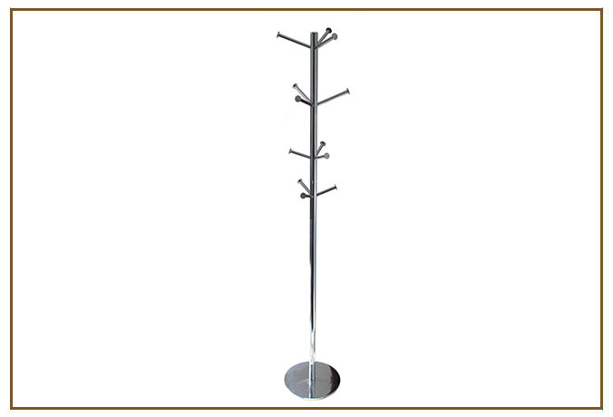 Mancebo Cabideiro COMPLEMENTOS Linarte — Mancebo (cabideiro de piso) com haste cilíndrica cromada, base redonda e oito ganchos distribuídos em níveis, para pen…