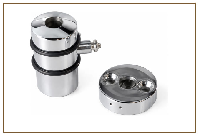 Prendedor de Porta COMPLEMENTOS Linarte — Prendedor de porta em metal cromado, com corpo cilíndrico, dois anéis de borracha amortecedores, pino roscado de fixa…