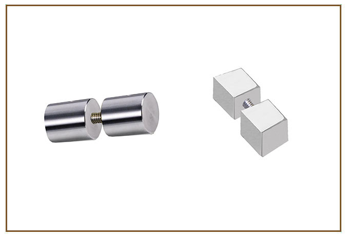 Puxadores para Box Blindex COMPLEMENTOS Linarte — Par de puxadores para box blindex em metal cromado polido, um modelo redondo cilíndrico e outro quadrado, com…