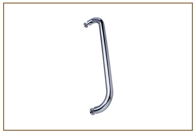 Puxador Simples COMPLEMENTOS Linarte — Puxador simples em metal cromado polido, tubular curvado em C, com fixações nas extremidades para portas de vidro de box.