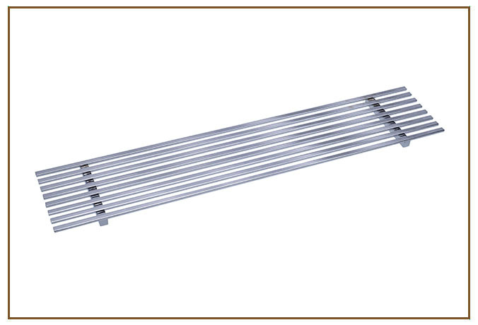 Saboneteira para Nicho COMPLEMENTOS Linarte — Saboneteira para nicho em formato de grade ripada retangular cromada, apoiada sobre o nicho do box para escoament…