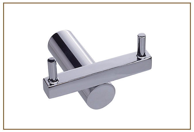 Cabide Duplo CONTATO Linarte — Cabide duplo cromado com base cilíndrica e barra transversal com dois pinos para pendurar peças.
