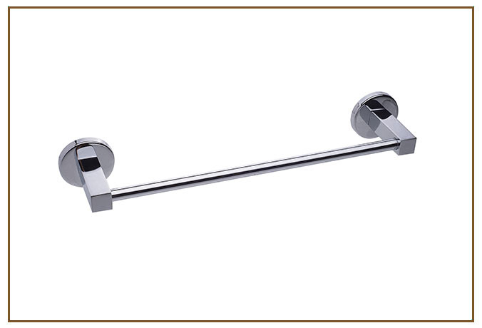 Toalheiro Simples FORMARE Linarte — Toalheiro simples de parede com barra reta em metal cromado brilhante e bases redondas de fixação, disponível em três compr…