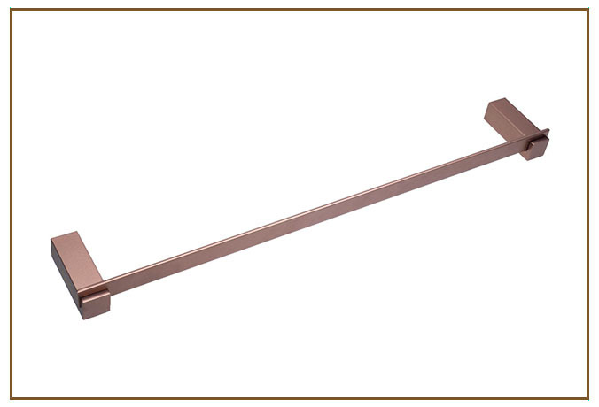 Toalheiro Simples LOTUS Linarte — Toalheiro simples de barra reta quadrada com acabamento rose gold acetinado e suportes retangulares para fixação na parede.