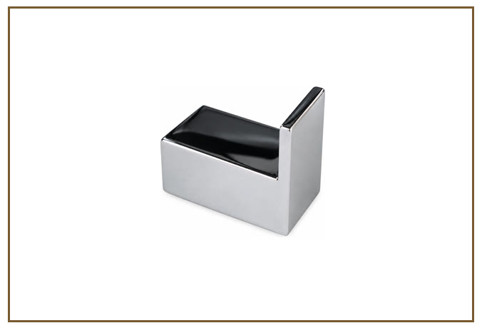 Cabide Simples MATRIX Linarte — Cabide simples de parede em bloco retangular cromado espelhado, com aba vertical na lateral para pendurar a toalha.