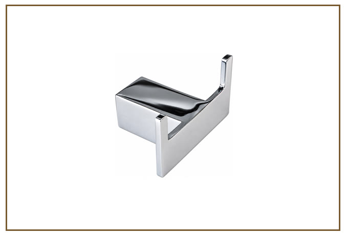 Cabide Duplo MATRIX Linarte — Cabide duplo de parede em metal cromado brilhante, com corpo quadrado chanfrado e dois ganchos laterais voltados para cima.
