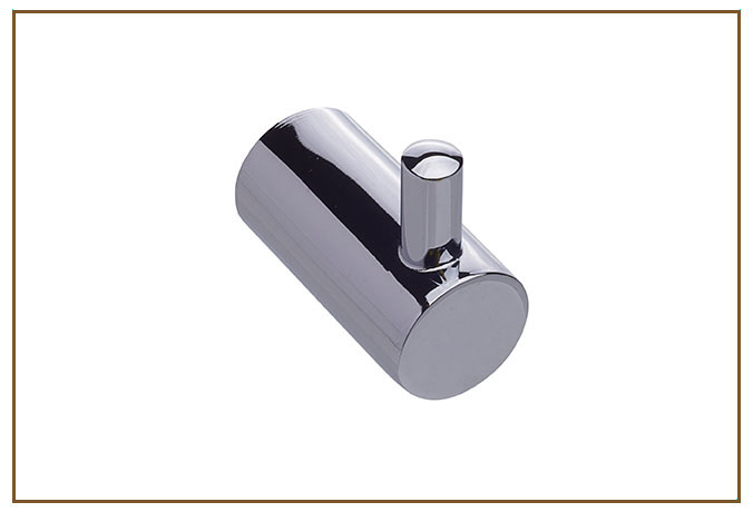 Cabide Orion ORION Linarte — Cabide simples square cromado, de corpo cilíndrico robusto com pino vertical para pendurar toalhas.