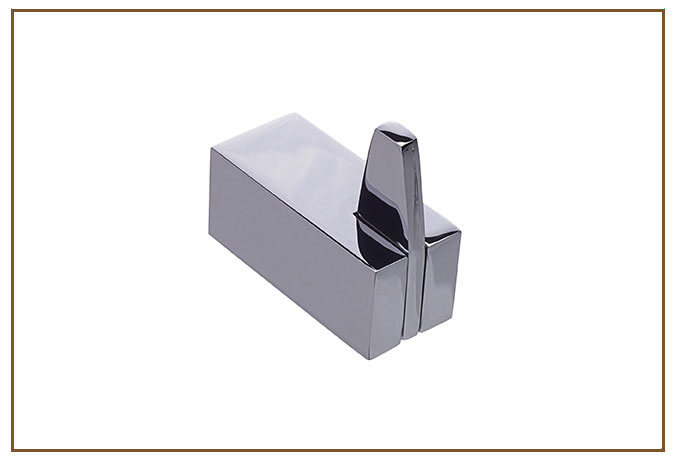 Cabide Simples RELUX Linarte — Cabide simples de parede em metal cromado polido, com base retangular alongada e gancho único inclinado, para pendurar toalhas o…