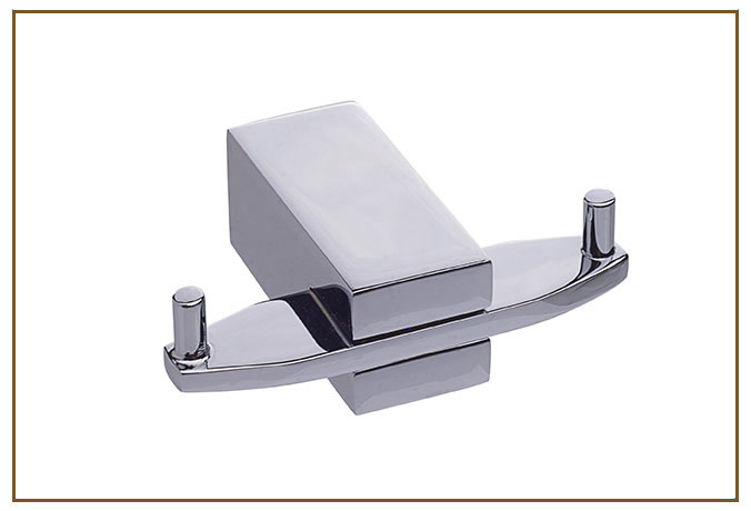 Cabide Duplo RELUX Linarte — Cabide duplo de parede em metal cromado polido, com base retangular de cantos suaves e dois ganchos arredondados laterais para toa…