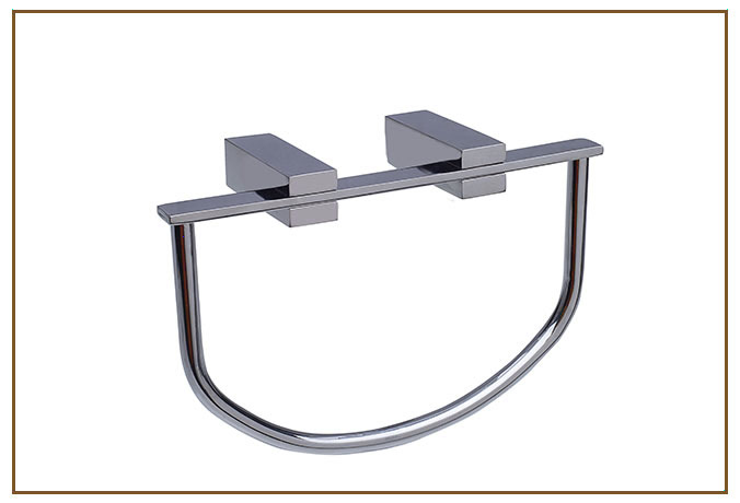 Toalheiro Argola RELUX Linarte — Toalheiro argola da linha Relux em metal cromado polido, com base quadrada de linhas retas e argola arredondada em U para toal…