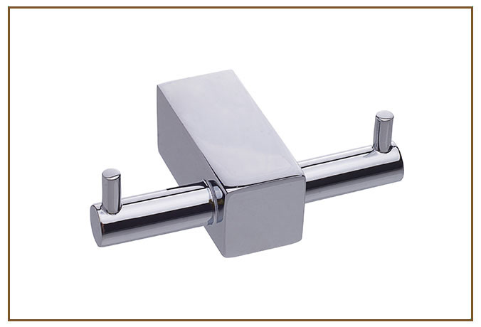 Cabide Duplo SPICY Linarte — Cabide duplo de parede com base quadrada cromada e haste cilíndrica horizontal com dois pinos nas extremidades, acabamento cromado…