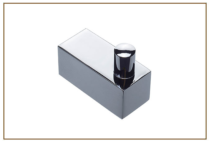 Cabide Simples SPICY Linarte — Cabide simples de parede com base retangular em metal cromado espelhado e pino cilíndrico arredondado para pendurar toalhas ou r…